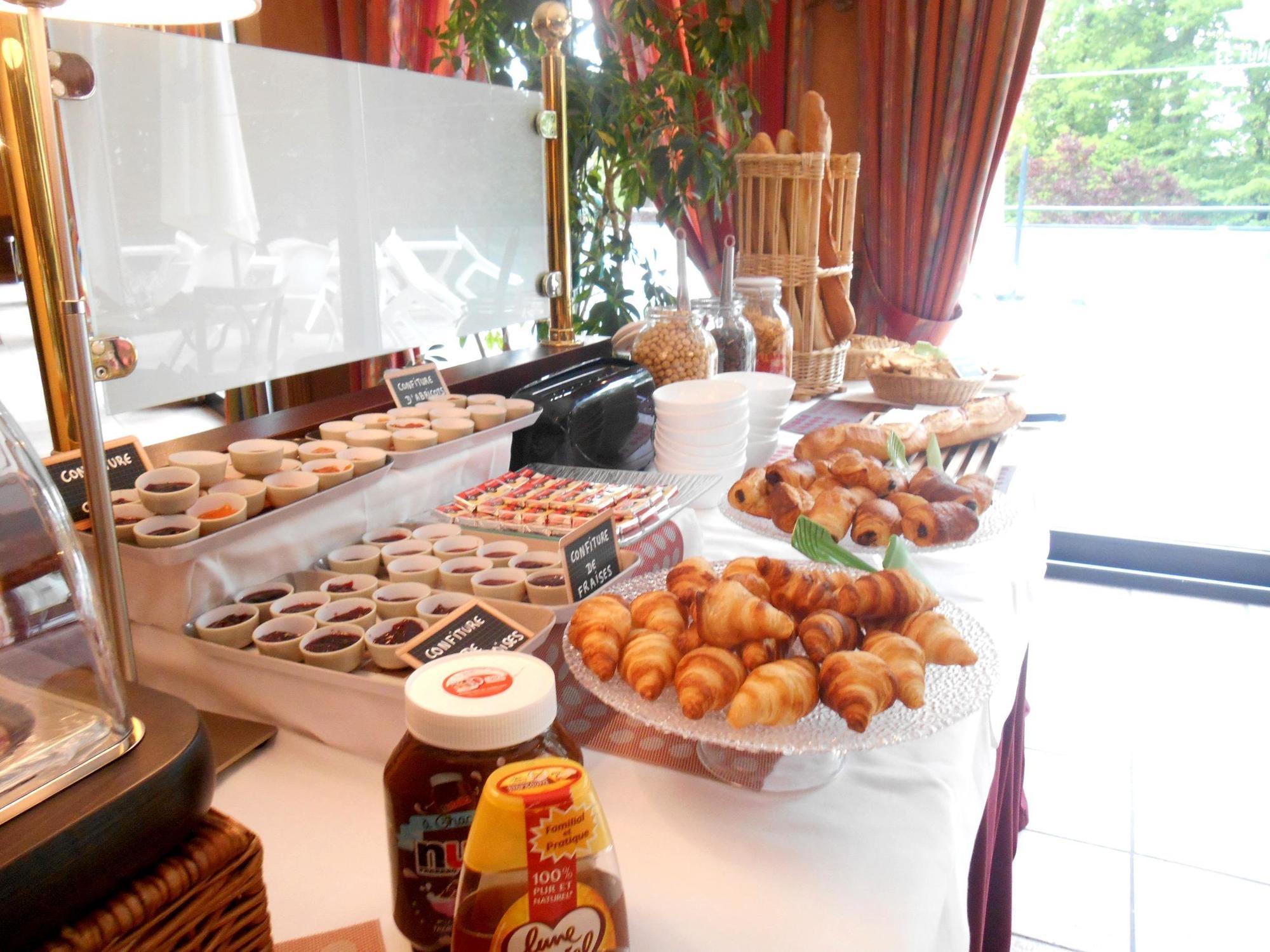 Logis Hotel - Restaurant Le Tulipier Vienne-le-Château Esterno foto
