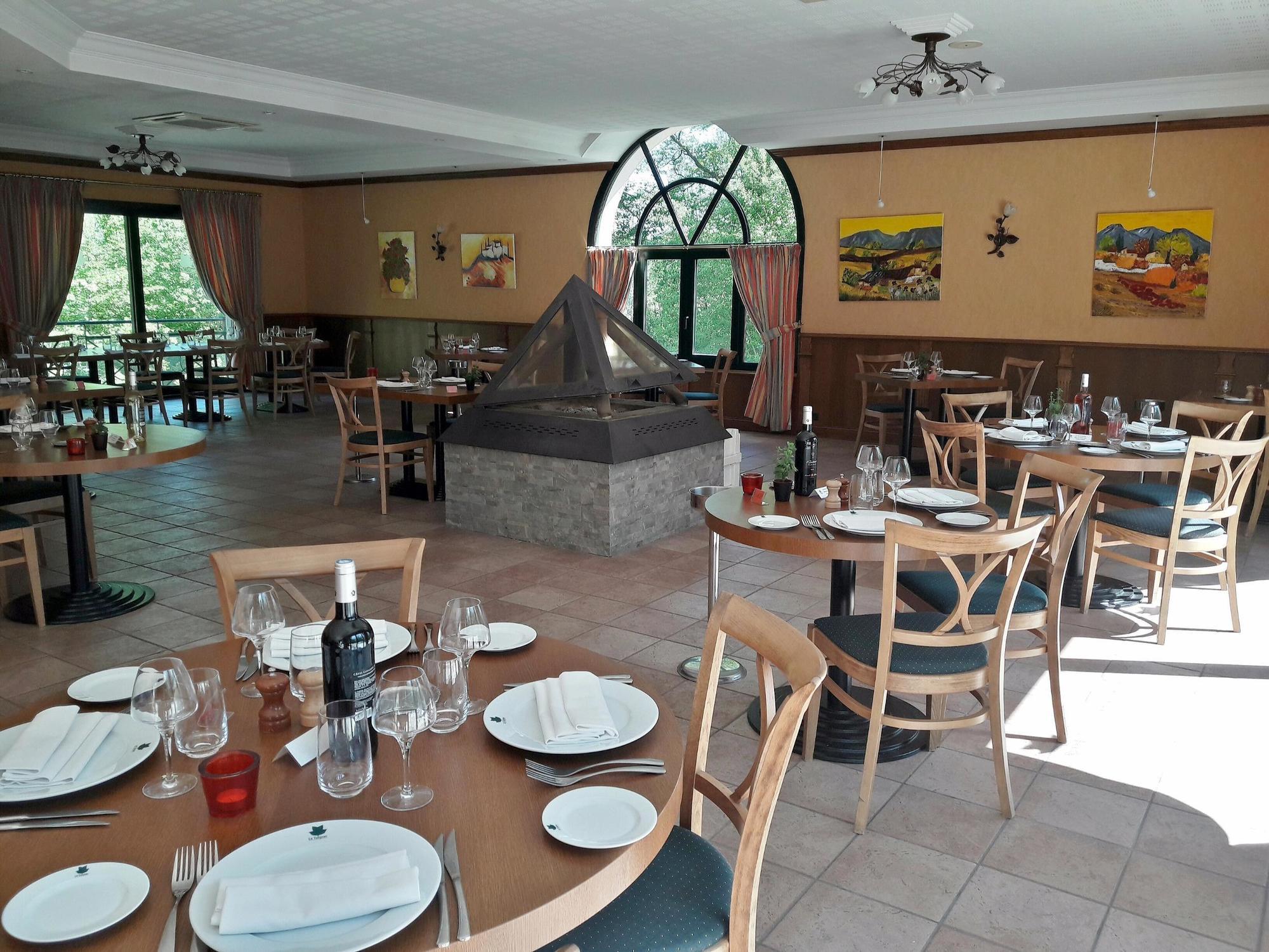 Logis Hotel - Restaurant Le Tulipier Vienne-le-Château Esterno foto