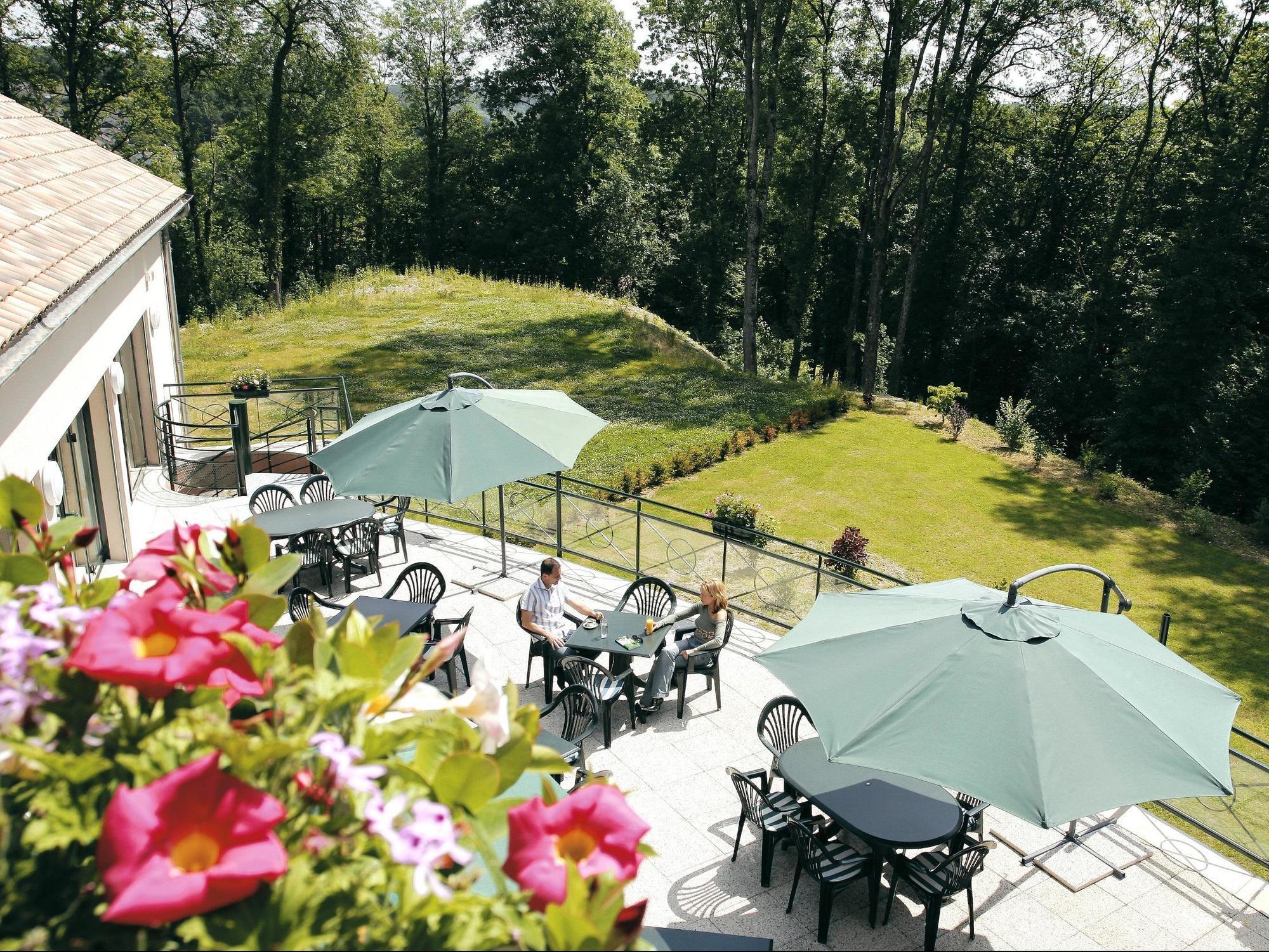 Logis Hotel - Restaurant Le Tulipier Vienne-le-Château Esterno foto